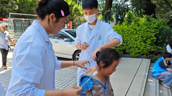 说明:1图为员工志愿者正在为社区居民拔罐.jpg